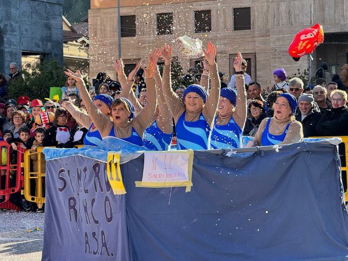 Uno dei tanti "gruppi allegorici" in sfilata oggi a Varese (tutte le foto di Samuele Lucchi)