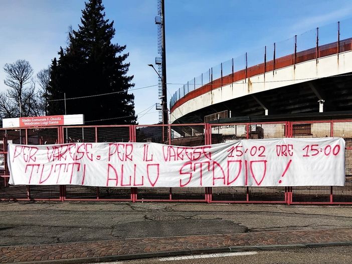 Lo striscione comparso in settimana fuori dal Franco Ossola prima di Varese-Ligorna (foto Ezio Macchi)