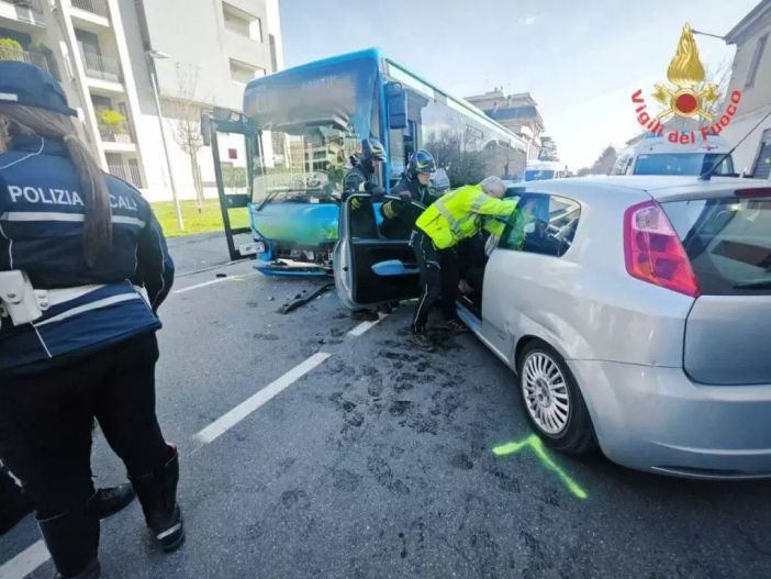 Frontale tra un'auto e un pullman a Lissone: 25enne elitrasportata al Circolo in codice rosso Frontale tra un'auto e un pullman a Lissone: 25enne elitrasportata al Circolo in codice rosso