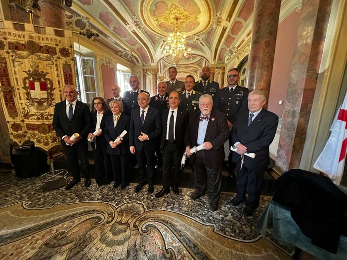 I tredici cittadini premiati con le onorificenze dell'Ordine al Merito della Repubblica Italiana indicate dal presidente Sergio Mattarella e consegnate dal prefetto Salvatore Pasquariello