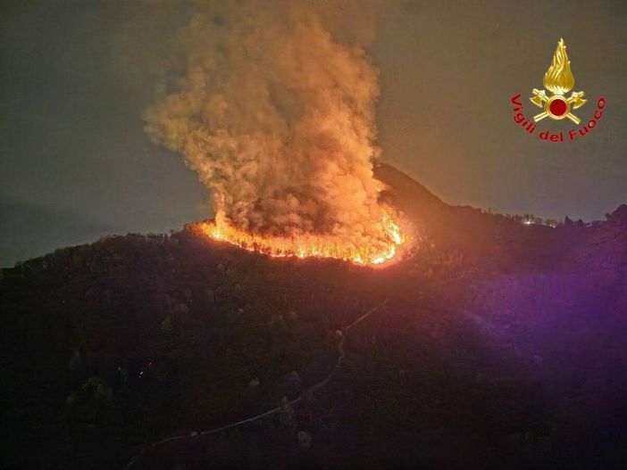 Il fronte dell'incendio di Laveno nella notte tra Pasqua e Pasquetta Il fronte dell'incendio di Laveno nella notte tra Pasqua e Pasquetta