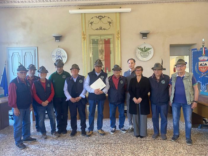 La presentazione del raduno dei 77 gruppi di Penne Nere della provincia in programma a metà giugno a Laveno La presentazione del raduno dei 77 gruppi di Penne Nere della provincia in programma a metà giugno a Laveno