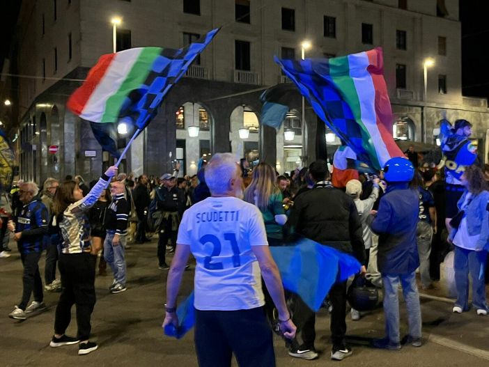 "21 scudetti" sulla maglia bianca di un tifoso nerazzurro nella festa di piazza Monte Grappa "21 scudetti" sulla maglia bianca di un tifoso nerazzurro nella festa di piazza Monte Grappa