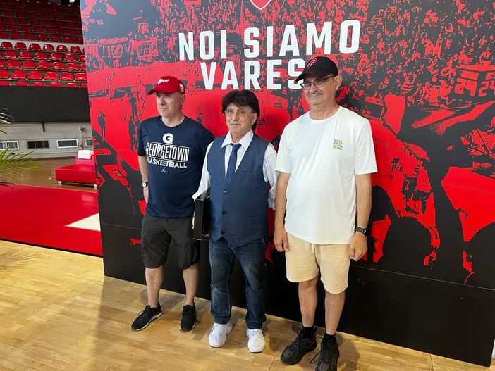 I primi tre abbonati della stagione 2026/2027 in casa Pallacanestro Varese I primi tre abbonati della stagione 2026/2027 in casa Pallacanestro Varese