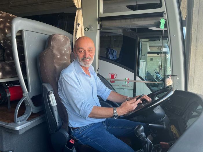 Franco Rocco a bordo del suo autobus di Autolinee Varesine con il quale svolge servizio sulle Linee Mare