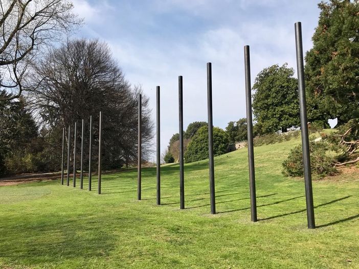 La nuova opera d’arte nel parco di Villa Panza: si chiama Twelve Part Vertical Pipe Piece, dell’artista americano Jene Highstein