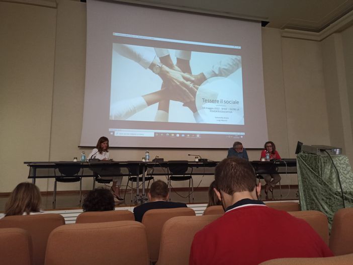 Studenti dipendenti da smartphone e web: la pandemia ha accentuato il problema Studenti dipendenti da smartphone e web: la pandemia ha accentuato il problema