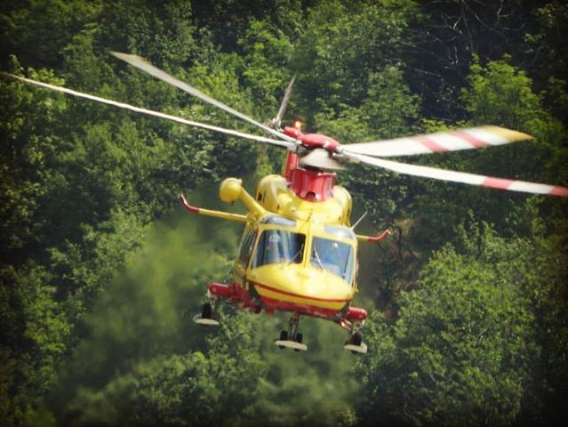 Escursionista si fa male nei boschi di Laveno. Per salvarlo in azione Soccorso alpino ed elicottero