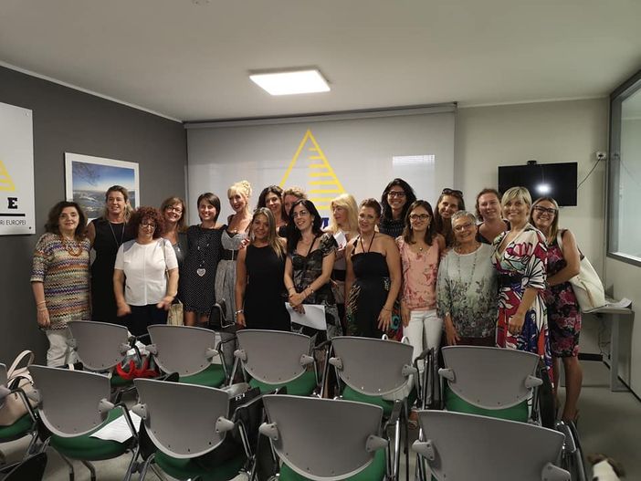 Aime Donna compie un anno e brinda al futuro Aime Donna compie un anno e brinda al futuro