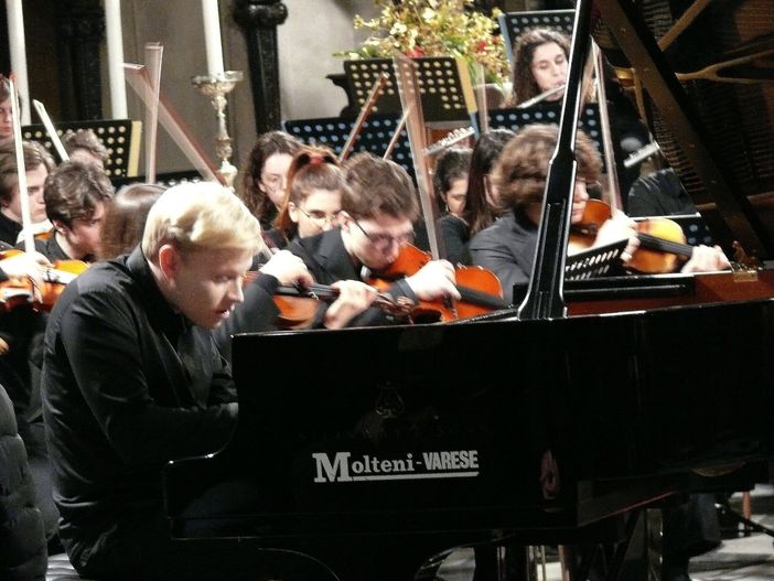 Basilica gremita ed estasiata per quel ragazzo biondo al pianoforte che ha portato Varese in Paradiso