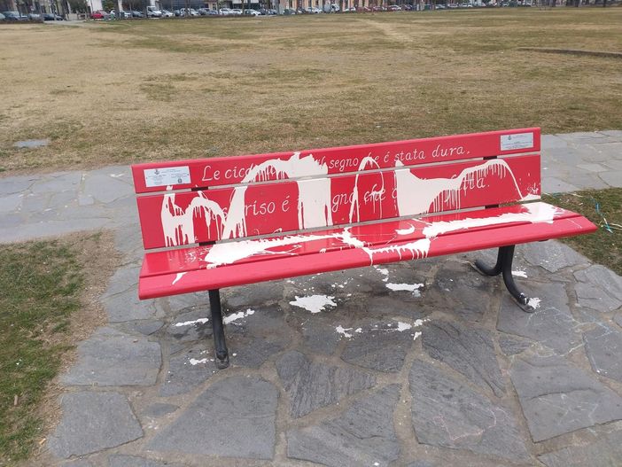 Non c'è limite al peggio: vandalizzate le panchine rosse di Angera e Vergiate
