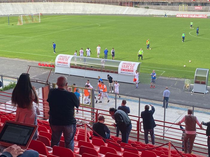 Applausi al Varese all'uscita dal campo: la salvezza è vicina