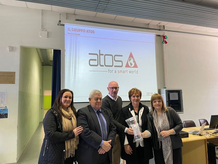 Atos e l’Istituto “Carlo Alberto Dalla Chiesa” di Sesto Calende insieme con l’iniziativa “for a SMART world”: 1.750 borracce distribuite a studenti e personale