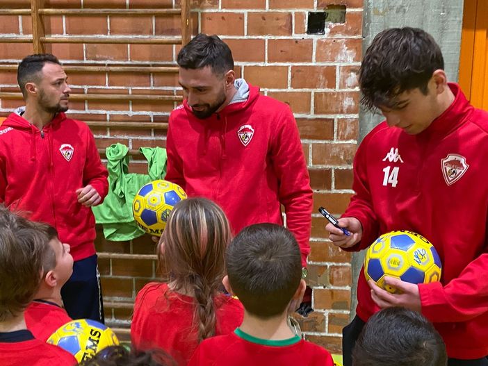 Disabato, Gazo e Battistella firmano autografi e fanno gli auguri ai piccoli amici del Varese Disabato, Gazo e Battistella firmano autografi e fanno gli auguri ai piccoli amici del Varese
