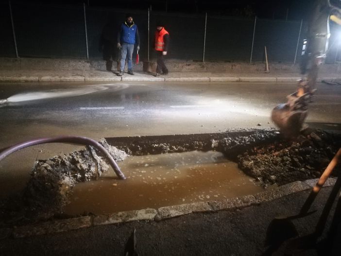 Bardello, ennesima rottura di una tubazione dell'acqua sulla Sp18. Il sindaco Puggioni: «Ma la Provincia dov'è?» Bardello, ennesima rottura di una tubazione dell'acqua sulla Sp18. Il sindaco Puggioni: «Ma la Provincia dov'è?»