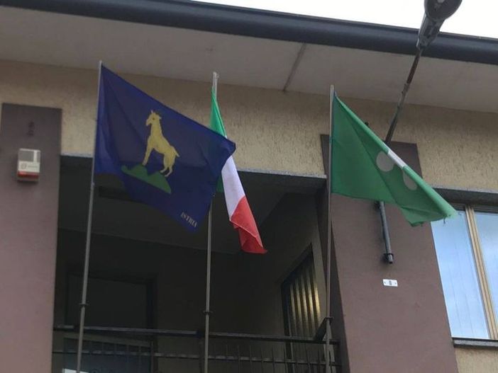 Giorno del Ricordo. La bandiera istriana sul municipio di Besano Giorno del Ricordo. La bandiera istriana sul municipio di Besano