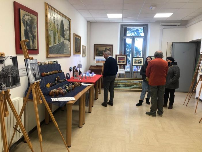 L'inaugurazione della mostra "Arte, passione e solidarietà" nella sede della Cisl di Besozzo