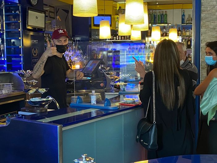 VIDEO. «Bentornati al bancone e ai tavoli interni»: finalmente bar e ristoranti tornano davvero alla vita