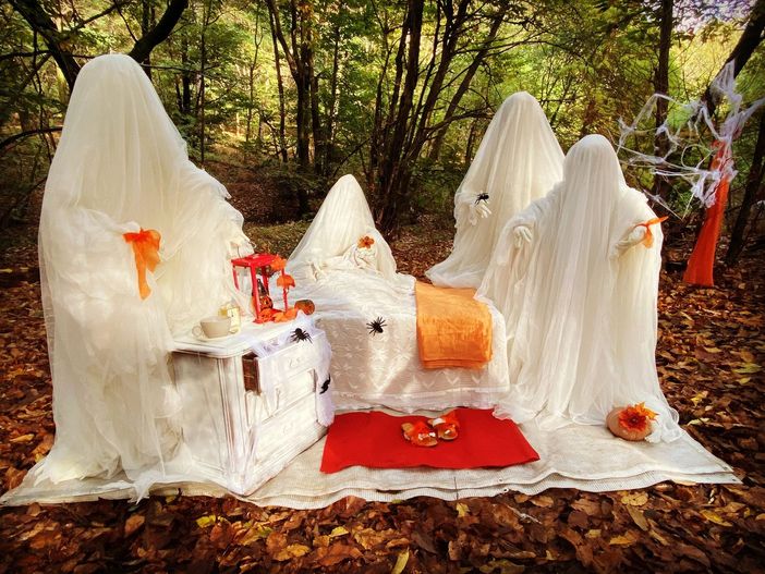 La scenografia "da paura" allestita al Laghetasc di Brebbia da Ylenia Franzetti e dal suo team famigliare La scenografia "da paura" allestita al Laghetasc di Brebbia da Ylenia Franzetti e dal suo team famigliare