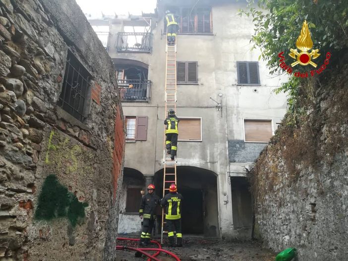 Incendio di una casa nel centro storico di Brenta, edificio dichiarato inagibile