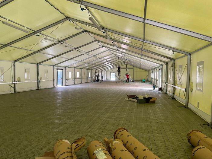 Il senatore Candiani all'hub di Rancio: «Si arriverà a vaccinare fino a 1.600 persone al giorno»