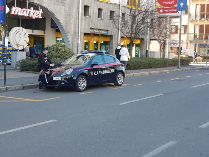 Rapina in centro a Luino, arrestata una minorenne straniera