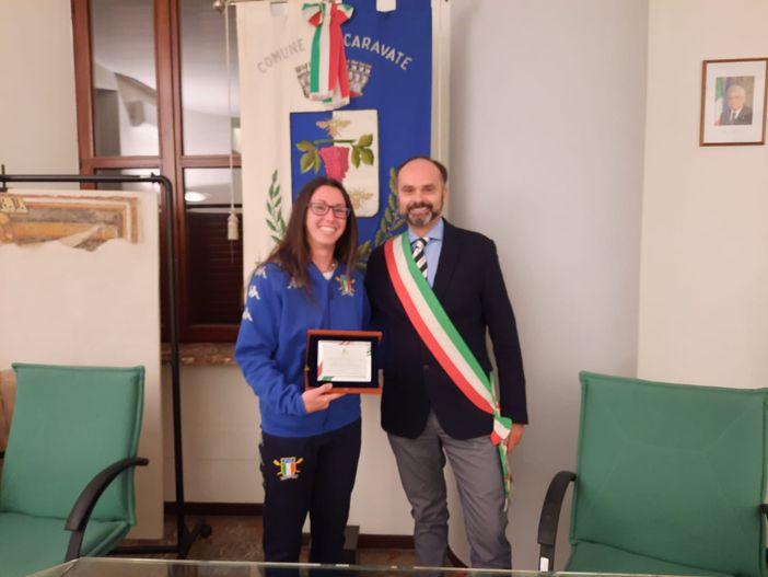 Aurora Spirito con il sindaco di Caravate Nicola Tardugno