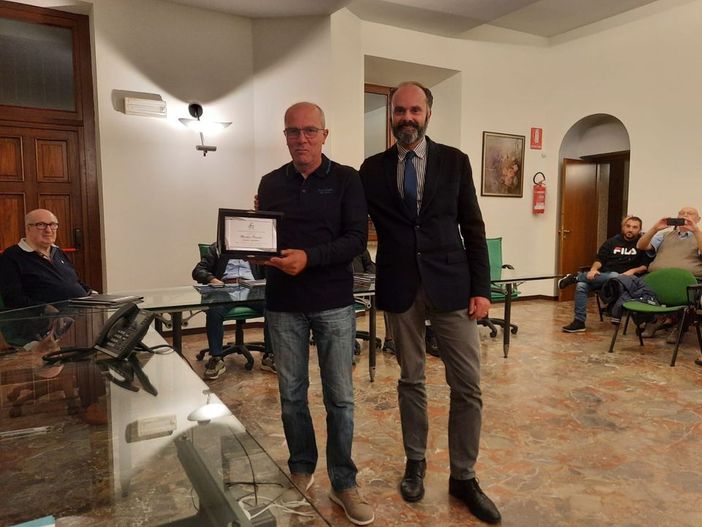 Michele Pacelli premiato dal sindaco di Caravate Nicola Tardugno Michele Pacelli premiato dal sindaco di Caravate Nicola Tardugno