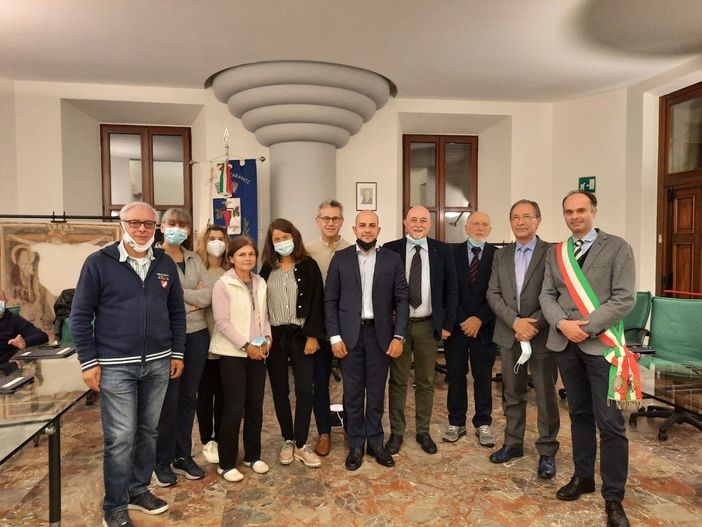 A Caravate un consiglio comunale dedicato alle premiazioni di cittadini