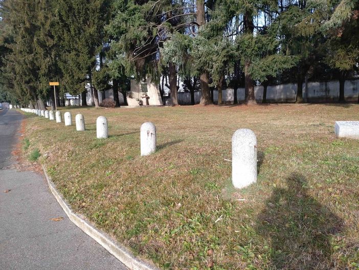 I ladri oltraggiano la memoria dei Caduti al cimitero di Cardano al Campo