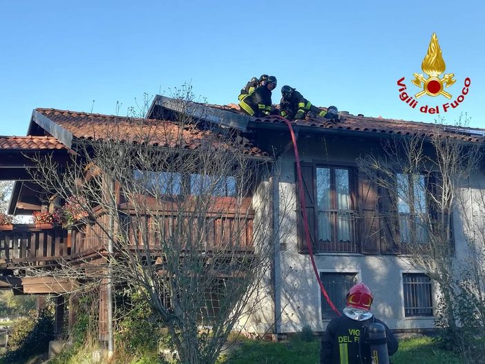 FOTO. In fiamme il tetto di una casa a Cassano Valcuvia: decisivo l'intervento dei vigili del fuoco