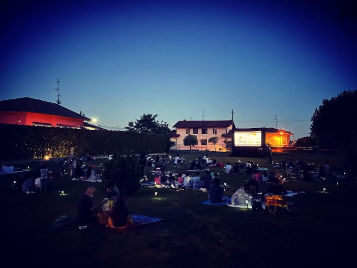 VIDEO E FOTO. Tutto esaurito per il cinema all'aperto a Cavaria con Premezzo: «Il paese è vivo»