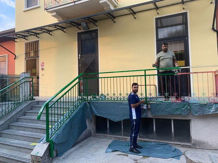 I volontari della comunità pakistana al lavoro a Premezzo I volontari della comunità pakistana al lavoro a Premezzo