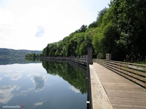 La Camminata della solidarietà intorno al Lago di Comabbio per Il Faro