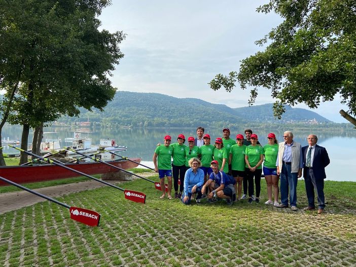 Varata oggi a Corgeno sul lago di Comabbio l'imbarcazione Jole da 8 vogatori: per vincere la sfida dello sport e della lotta ai tumori