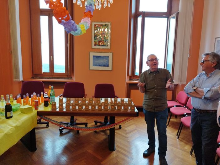 Carlo Vanoli va in pensione (foto dalla pagina Facebook del Comune di Comerio) Carlo Vanoli va in pensione (foto dalla pagina Facebook del Comune di Comerio)