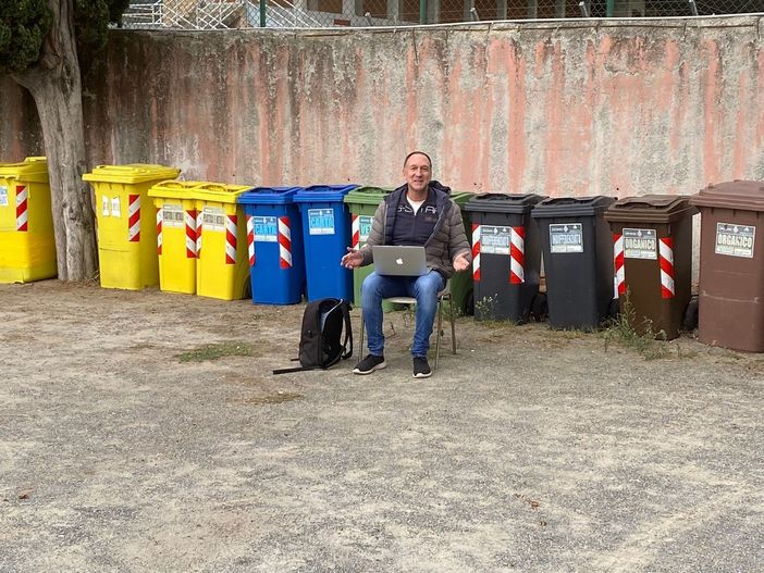 Seduti davanti ai bidoni dell'umido e della raccolta differenziata nel piazzale degli spogliatoi, contorno ideale alla partita del Varese odierna, proviamo invano a carpire emozioni e rabbia dopo il ko