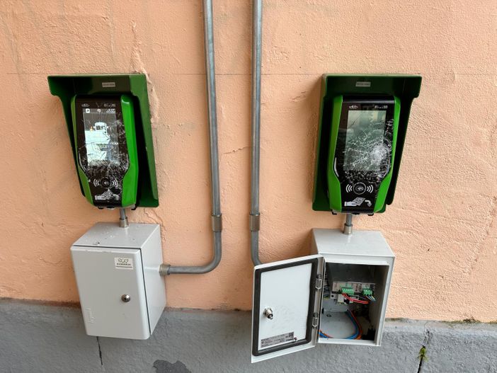 FOTONOTIZIA. Stazione di Caldé, vandalizzate le convalidatrici di nuova generazione FOTONOTIZIA. Stazione di Caldé, vandalizzate le convalidatrici di nuova generazione