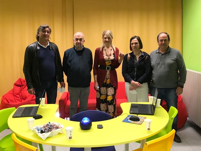 Da sinistra: il responsabile dell’ufficio tecnico della provincia Luca Nico, il sindaco di Bisuschio Giovanni Resteghini, la dirigente scolastica Carmen Sferlazza, la referente per l'inclusione Tiziana Codispoti, il tecnico Antonino Bonomo