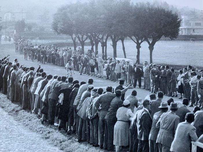 Struggente, irripetibile, indimenticabile: Fausto Coppi vince la Tre Valli a cronometro del 1955 (Foto tratta dalla pubblicazione "La Storia di Varese - volume Sport e ripresa dalla pagina Facebook di "Varese Sport Commission") Struggente, irripetibile, indimenticabile: Fausto Coppi vince la Tre Valli a cronometro del 1955 (Foto tratta dalla pubblicazione "La Storia di Varese - volume Sport e ripresa dalla pagina Facebook di "Varese Sport Commission")