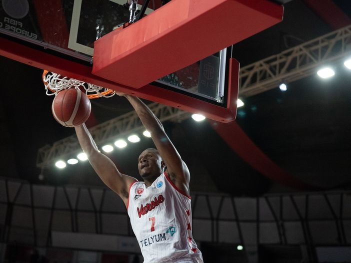 Varese ritrova il gusto di combattere e di far felice Masnago: il primo round europeo è suo Varese ritrova il gusto di combattere e di far felice Masnago: il primo round europeo è suo