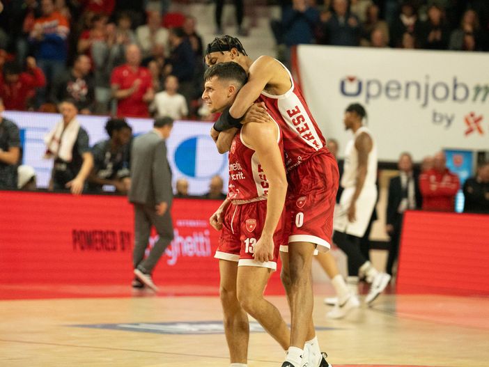Matteo Librizzi, abbracciato a centrocampo da Kao, dopo una delle sue giocate decisive contro Bologna Matteo Librizzi, abbracciato a centrocampo da Kao, dopo una delle sue giocate decisive contro Bologna