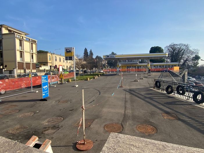 Quel distributore davanti al vecchio ingresso del Circolo attende un nuovo gestore. E viale Borri il rito di un rifornimento che aveva un'anima Quel distributore davanti al vecchio ingresso del Circolo attende un nuovo gestore. E viale Borri il rito di un rifornimento che aveva un'anima