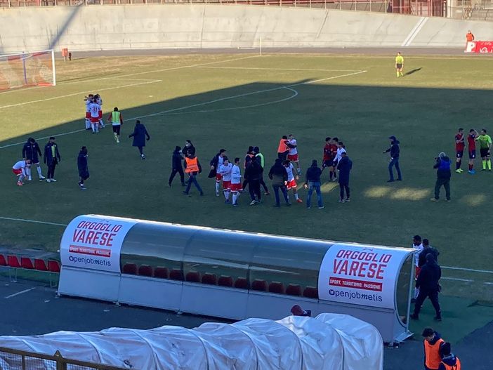 Alla fine cori e applausi per il Varese. Ezio Rossi: «Dedicata a chi non può seguirci e ai tifosi che cantavano fuori dallo stadio»