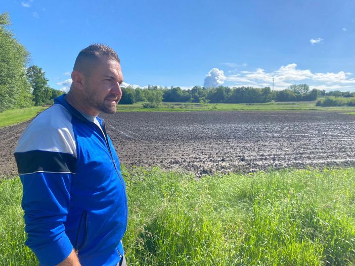 Fabio Pinton davanti alla campagna di Daverio sommersa dall'acqua e ora, con l'uscita del sole, invasa dal fango. Sotto nella gallery le foto dei terreni sommersi mercoledì scorso e l'indimenticabile papà Lino, da cui è nata l'azienda agricola, felice sul trattore