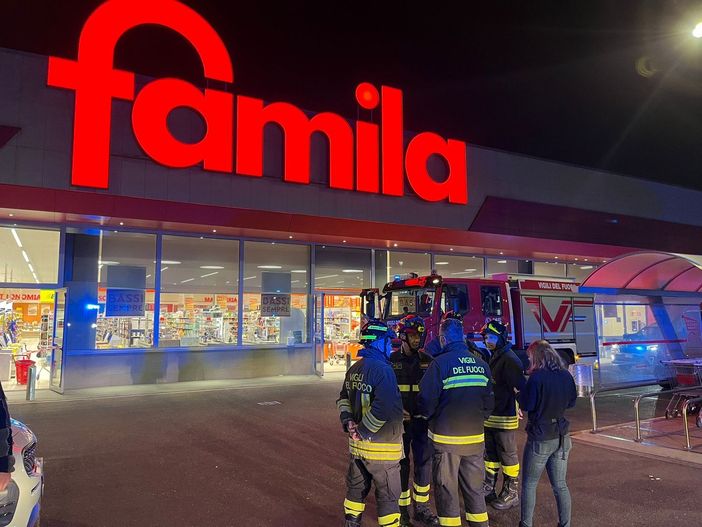 Sostanza urticante nell'aria, paura al supermercato: soccorse 50 persone a Castronno (VIDEO)