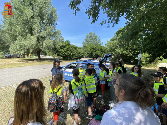 Per gli alunni delle elementari di Luino una lezione di educazione stradale con la polizia