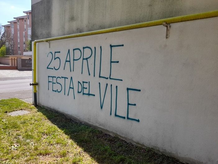 Una delle scritte comparse lo scorso 25 aprile a Gallarate Una delle scritte comparse lo scorso 25 aprile a Gallarate