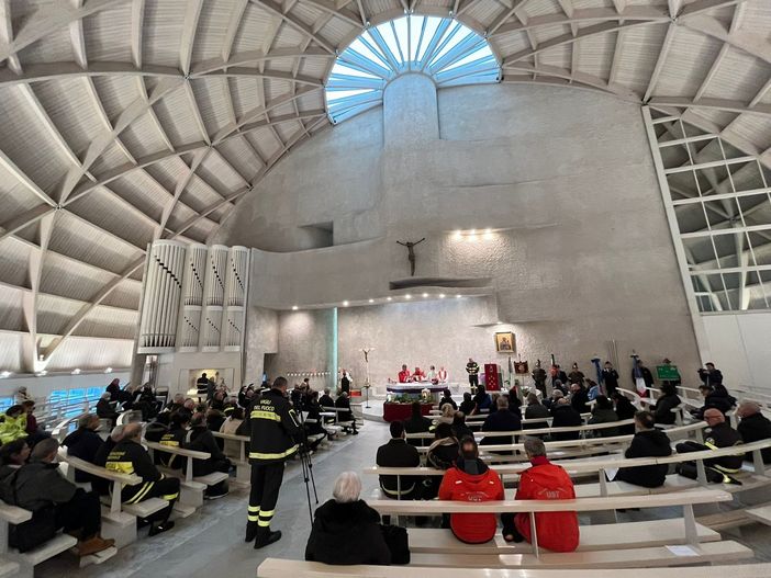 I vigili del fuoco celebrano Santa Barbara: «Aiutate il prossimo mettendoci il cuore». Il saluto del comandante Albanese: «Non dimenticherò mai Varese e la sua gente» I vigili del fuoco celebrano Santa Barbara: «Aiutate il prossimo mettendoci il cuore». Il saluto del comandante Albanese: «Non dimenticherò mai Varese e la sua gente»