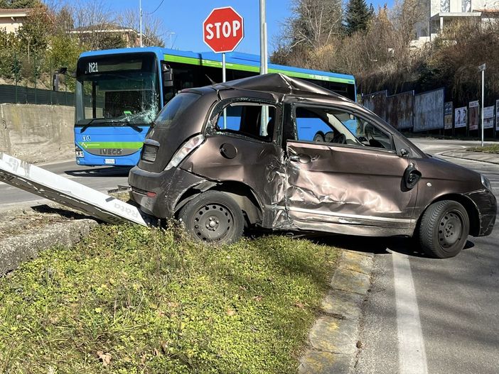 FOTO. Varese, schianto tra un'auto e un pullman in via Macchi: in volo anche l'elisoccorso